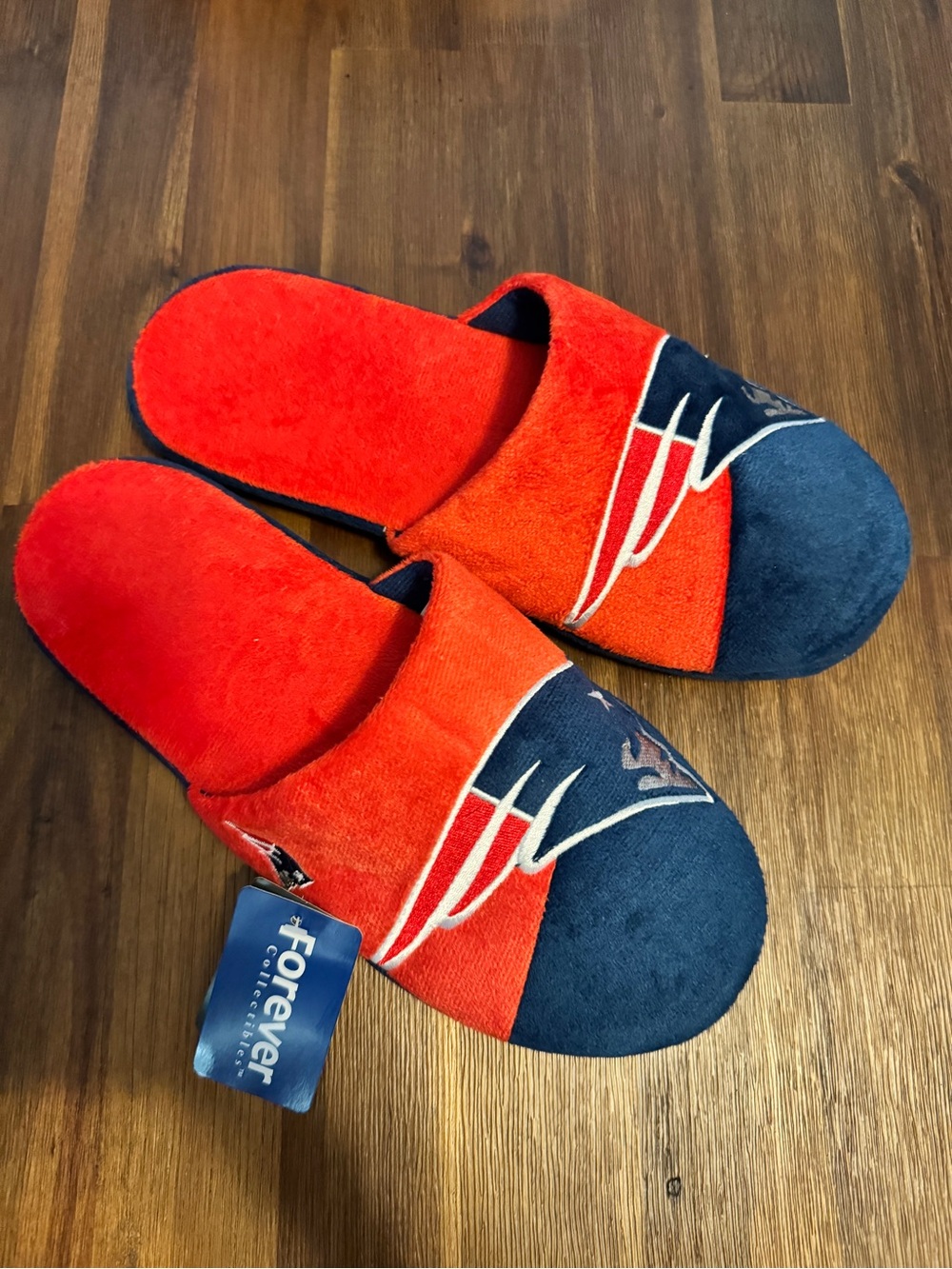 New England Patriots Plush Slippers – Men’s Size L (11–12) | NWT